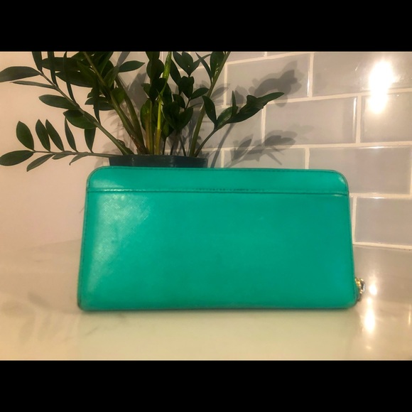 Kate Spade New York Green Cobble Hill Lacey wrap around Wallet. - Picture 2 of 13